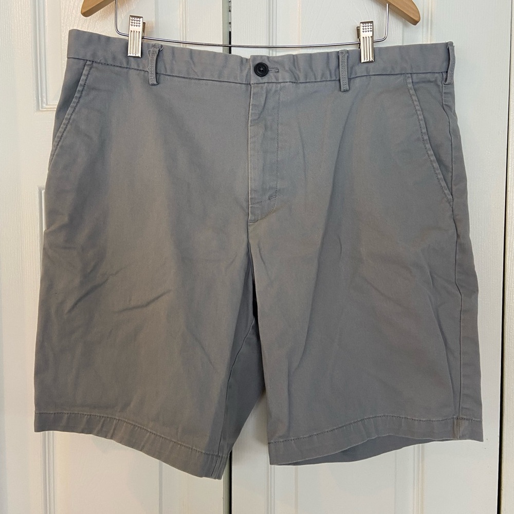 Izod Men's Flat Front Gray Shorts